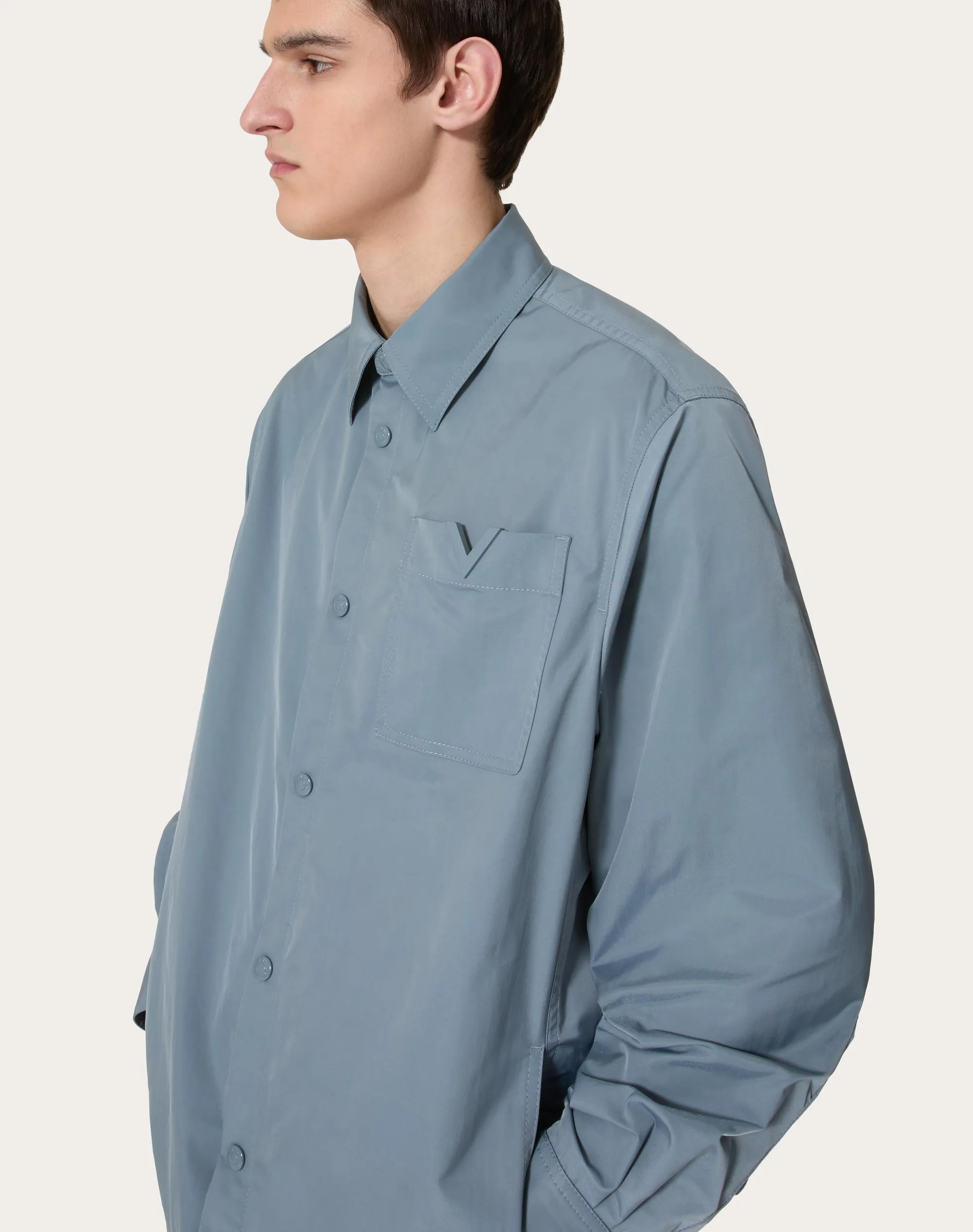 GIACCA CAMICIA IN NYLON CON V DETAIL GOMMATA