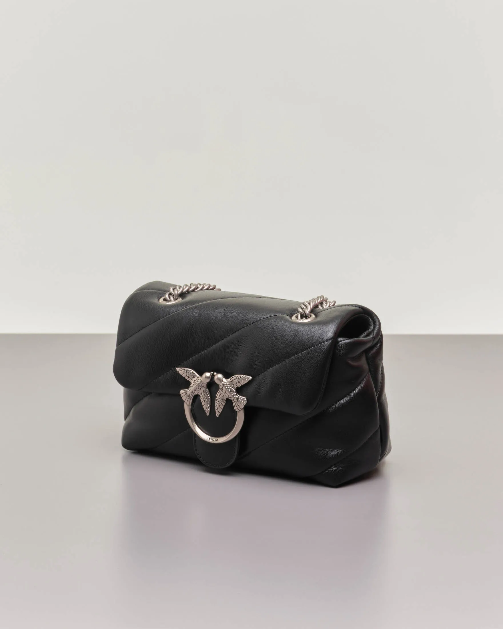 Mini Love Bag Puff nera in nappa con motivo matelassè obliquo e fibbi argento Love Birds