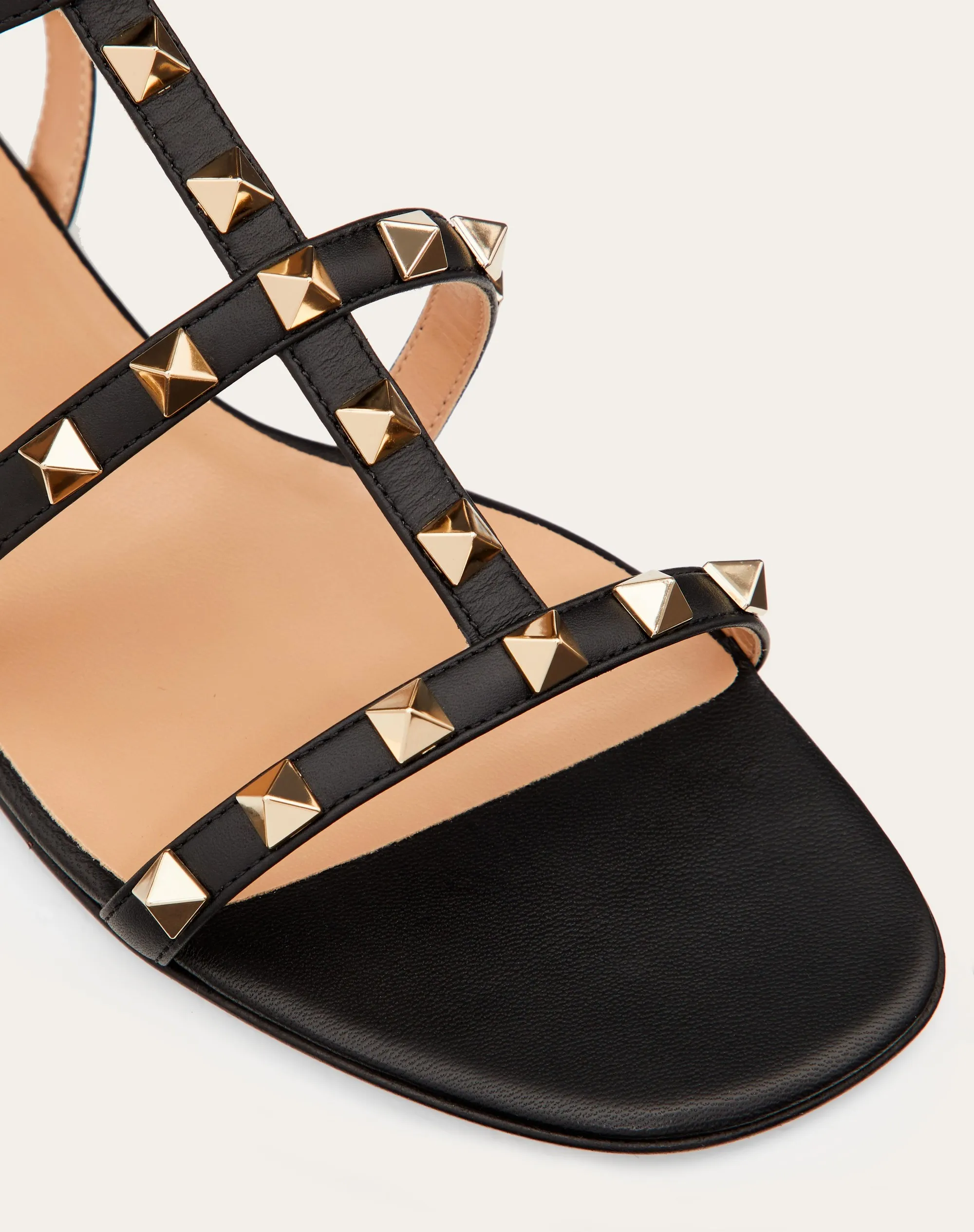 SANDALO BASSO ROCKSTUD IN VITELLO CON CINTURINI