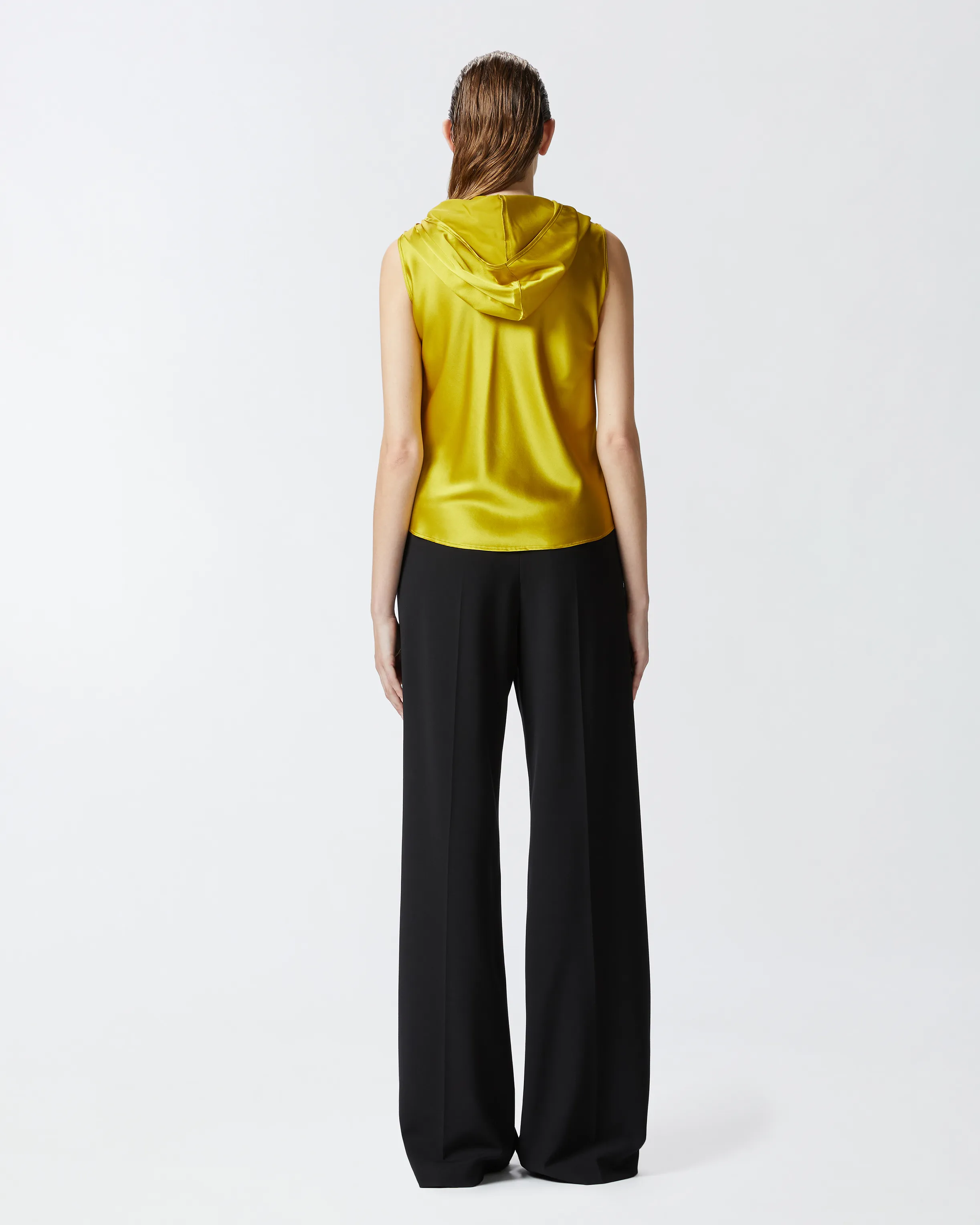  Top con cappuccio in satin di seta stretch    